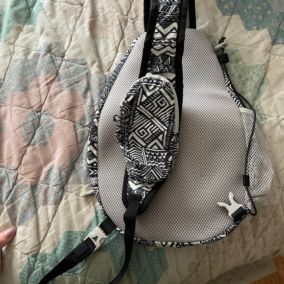 Eddie Bauer Black and White Patterned sling bag - Picture 4 of 5